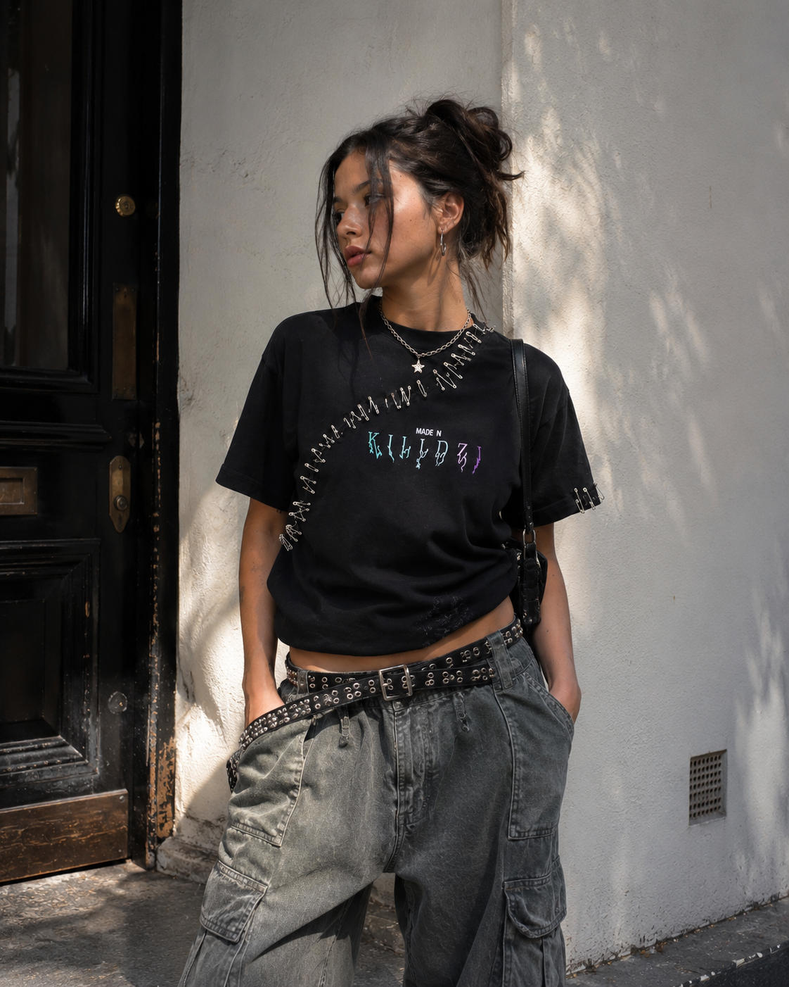 Femme portant le t-shirt oversize Scars Made in Killdzi