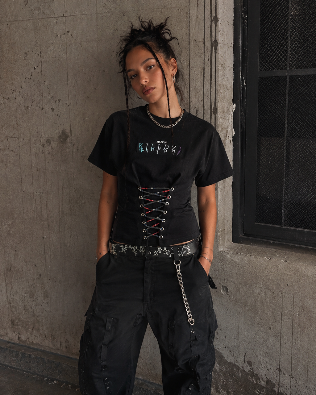 Mannequin portant le t-shirt oversize Punk Lace Made in Killdzi avec laçage ajustable sur le devant, collection Control.