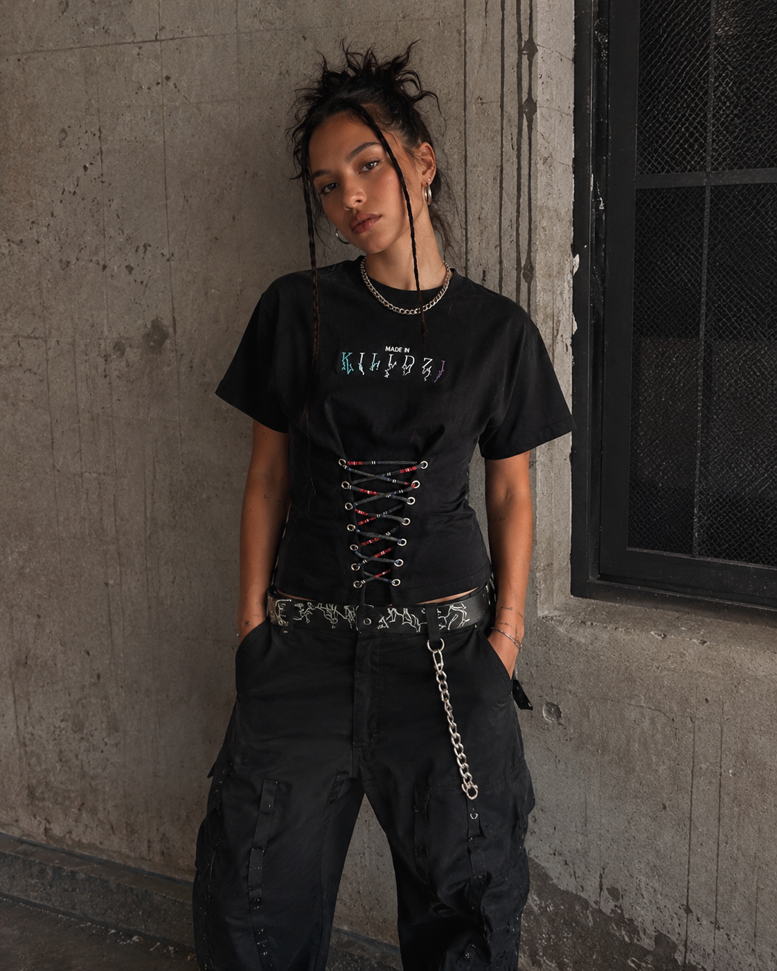 Mannequin portant le t-shirt oversize Punk Lace Made in Killdzi avec laçage ajustable sur le devant, collection Control.